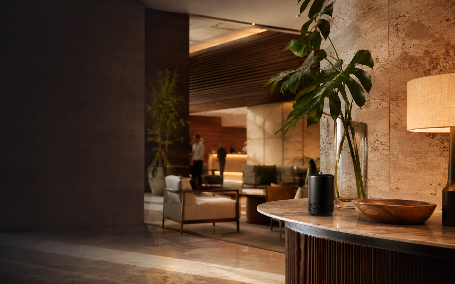 Lobby de hotel contemporâneo com aromatizador profissional discretamente instalado